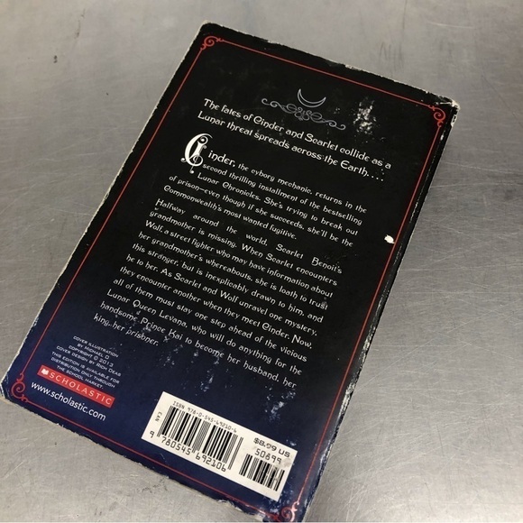 The Lunar Chronicles: Scarlet by: Marissa Meyer, paperback book - Picture 5 of 6